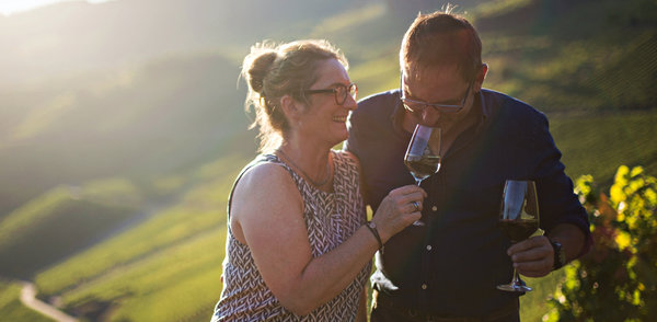 Andrea und Udo Knodt am Wein trinken in den Kröver Weinbergen an der Mosel